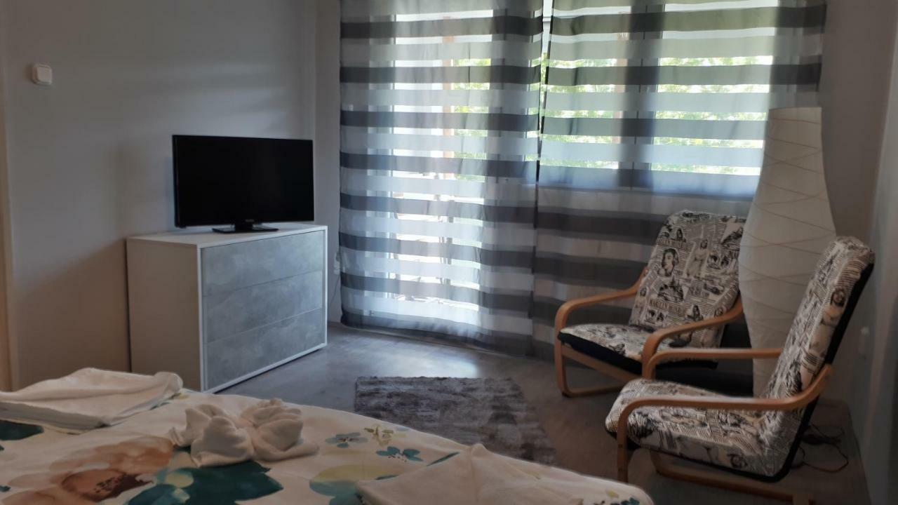 Апартаменти Angi Apartman- Nagyszeru Elhelyezkedes, Vendegkozpontu Szallashely-Szolgaltatas Гаркань Екстер'єр фото